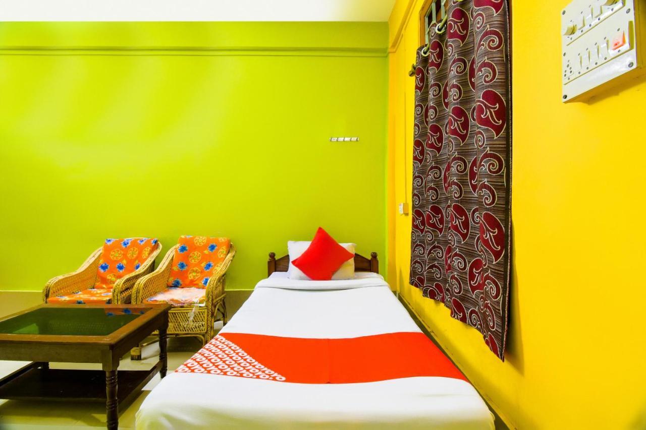 Oyo 70566 Hotel Aalo Along Екстер'єр фото
