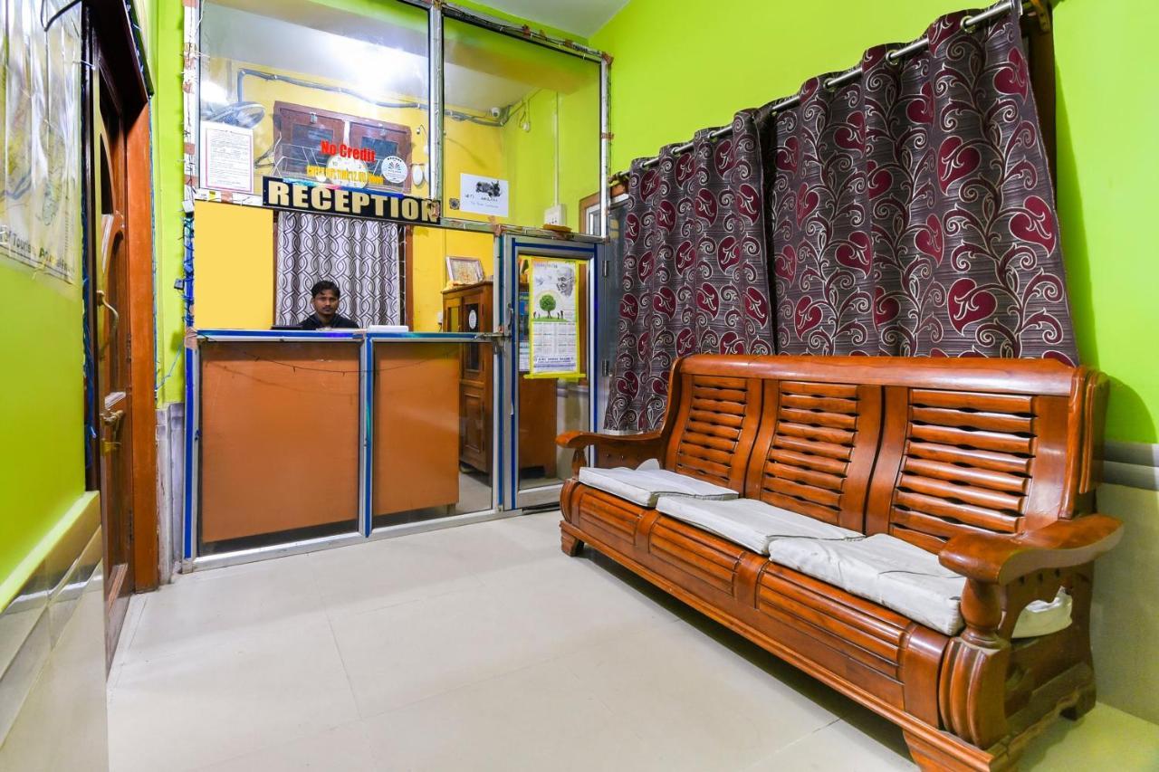 Oyo 70566 Hotel Aalo Along Екстер'єр фото
