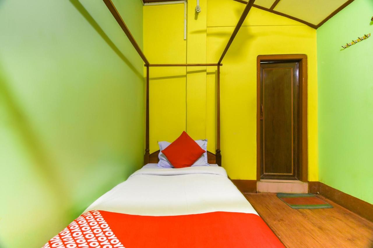 Oyo 70566 Hotel Aalo Along Екстер'єр фото
